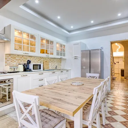 Дом отдыха Luxury House *